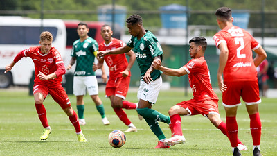 Kevin em disputa durante partida entre Palmeiras e Audax, válida pela segunda rodada da segunda fase do Campeonato Paulista Sub-20, na Academia de Futebol 2, em Guarulhos-SP.