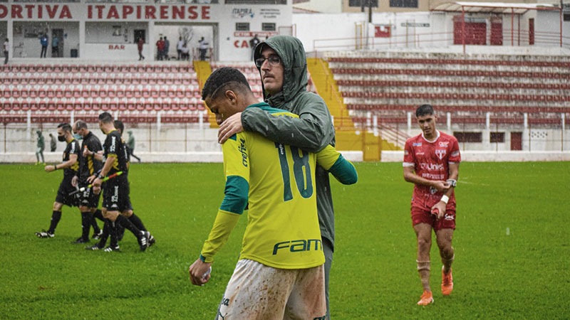 Em estreia de Paulo Victor a frente da equipe, o Sub-20 do Palmeiras vence a Itapirense por 2x0 no Campeonato Paulista, em Itapira.