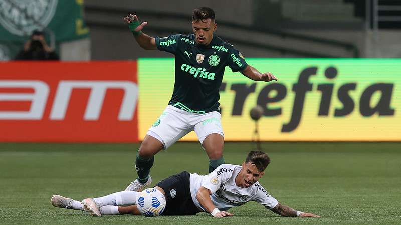 Gabriel Menino do Palmeiras em disputa com Ferreira do Grêmio, durante partida válida pela décima rodada do Campeonato Brasileirão 2021, no Allianz Parque.