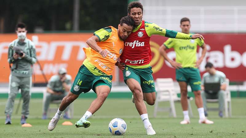 Gustavo Scarpa e Marcos Rocha durante atividades em treino do Palmeiras na Academia de Futebol.