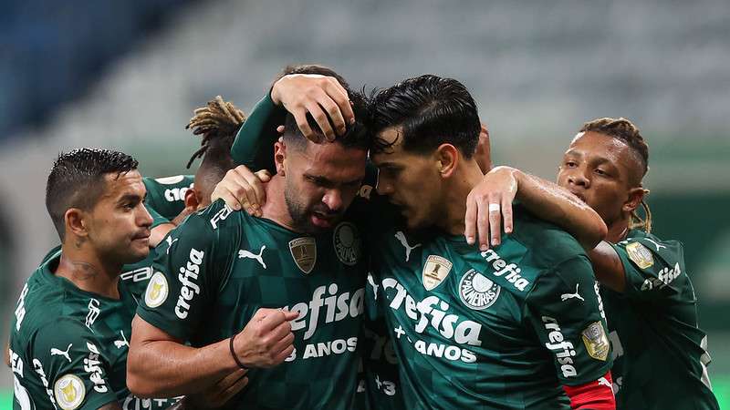 Luan e Gómez em comemoração juntos ao elenco, em jogo do Palmeiras contra o Athletico-PR durante partida válida pela décima oitava rodada, do Brasileirão 2021, no Allianz Parque.