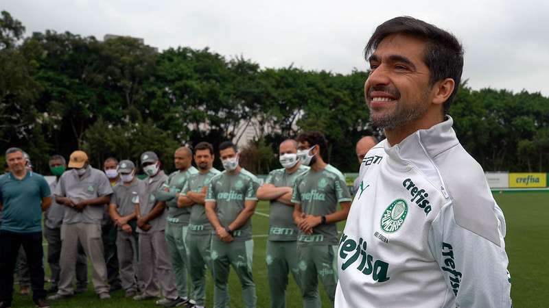 Abel Ferreira recebe homenagem dos funcionários pelo aniversário de um ano no Palmeiras, na Academia de Futebol.