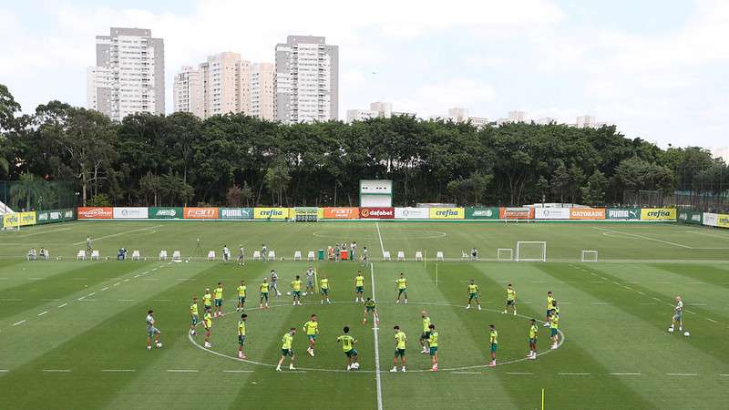 Elenco do Palmeiras durante treino na Academia de Futebol.