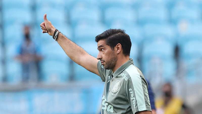 Abel Ferreira em jogo do Palmeiras contra o Grêmio, durante partida válida pela vigésima nona rodada do Brasileirão 2021, na Arena do Grêmio.