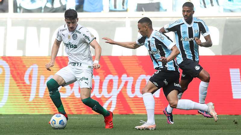 Joaquín Piquerez do Palmeiras em disputa com Vanderson do Grêmio, durante partida válida pela vigésima nona rodada do Brasileirão 2021, na Arena do Grêmio.