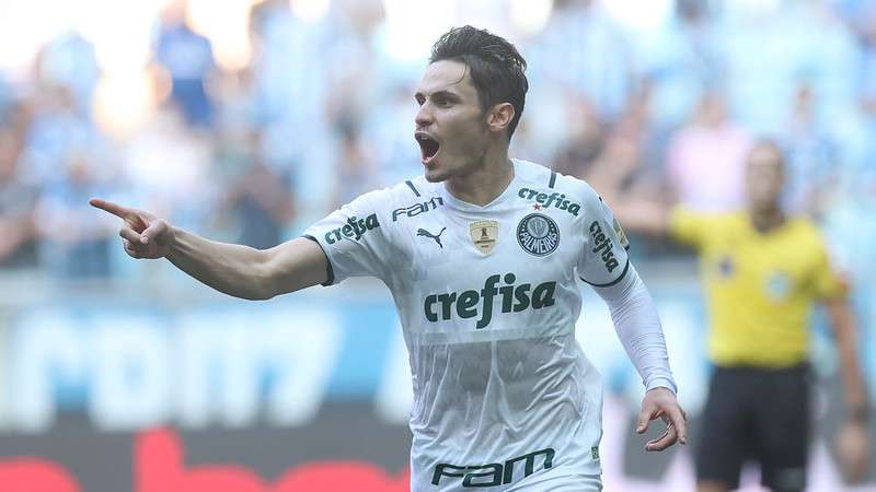 Raphael Veiga comemora seu gol pelo Palmeiras contra o Grêmio, durante partida válida pela vigésima nona rodada do Brasileirão 2021, na Arena do Grêmio.