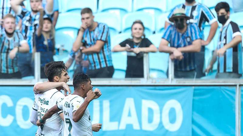 Raphael Veiga comemora seu gol pelo Palmeiras com Piquerez e Rony contra o Grêmio, durante partida válida pela vigésima nona rodada do Brasileirão 2021, na Arena do Grêmio.
