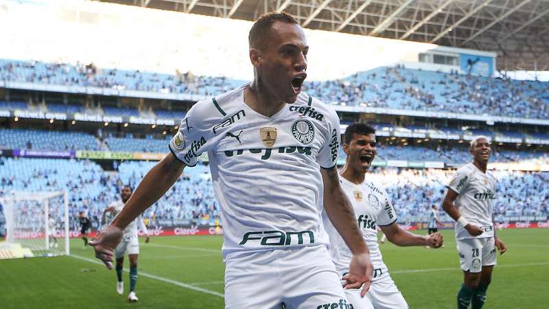 Breno Lopes comemora seu gol pelo Palmeiras contra o Grêmio, durante partida válida pela vigésima nona rodada do Brasileirão 2021, na Arena do Grêmio.