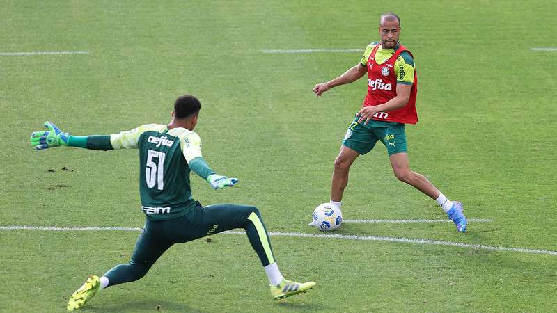 Mayke durante treinamento do Palmeiras na Academia de Futebol.