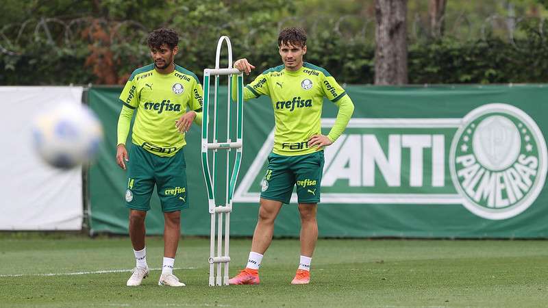 Scarpa e Veiga durante treinamento do Palmeiras, na Academia de Futebol.