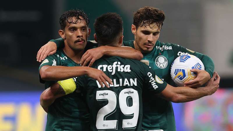 Scarpa e Veiga comemoram gol com Willian em jogo do Palmeiras contra o Fortaleza, durante partida válida pela décima quinta rodada do Brasileirão 2021, no Allianz Parque.