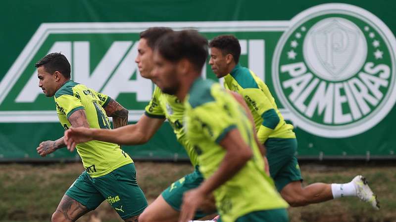 Dudu a frente, mais Gustavo Scarpa, Renan, Marcos Rocha e demais atletas do elenco do Palmeiras, durante treinamento na Academia de Futebol.