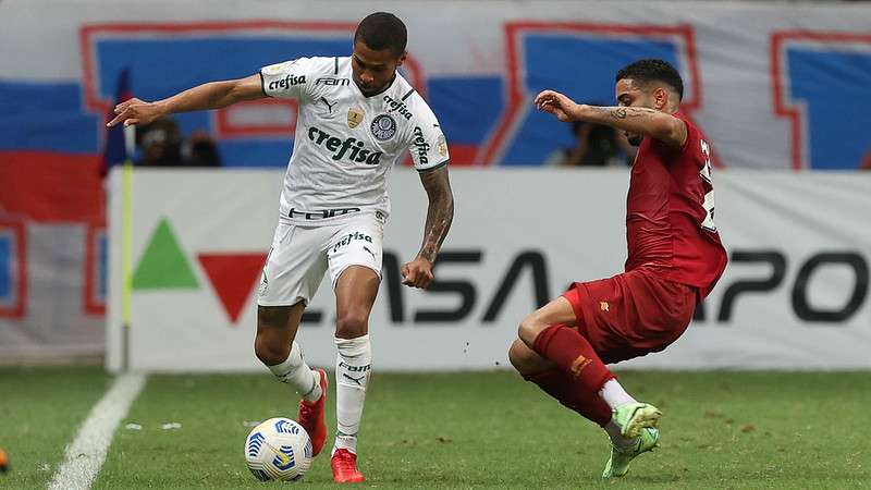 Wesley do Palmeiras em disputa com Matheus Bahia do Bahia, durante partida válida pela vigésima sexta rodada do Brasileirão 2021, na Fonte Nova.