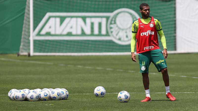 Wesley durante treino do Palmeiras na Academia de Futebol.