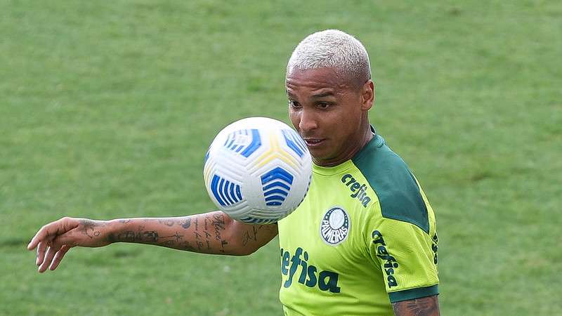 Deyverson durante treino do Palmeiras na Academia de Futebol.