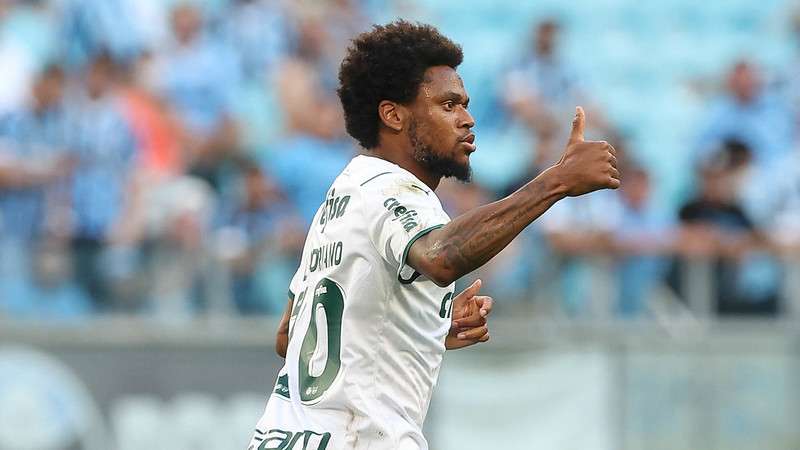 Luiz Adriano em jogo do Palmeiras contra o Grêmio, durante partida válida pela vigésima nona rodada do Brasileirão 2021, na Arena do Grêmio.