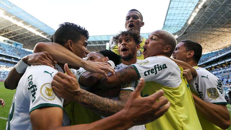 Elenco do Palmeiras comemora o gol de Breno Lopes contra o Grêmio, durante partida válida pela vigésima nona rodada do Brasileirão 2021, na Arena do Grêmio.