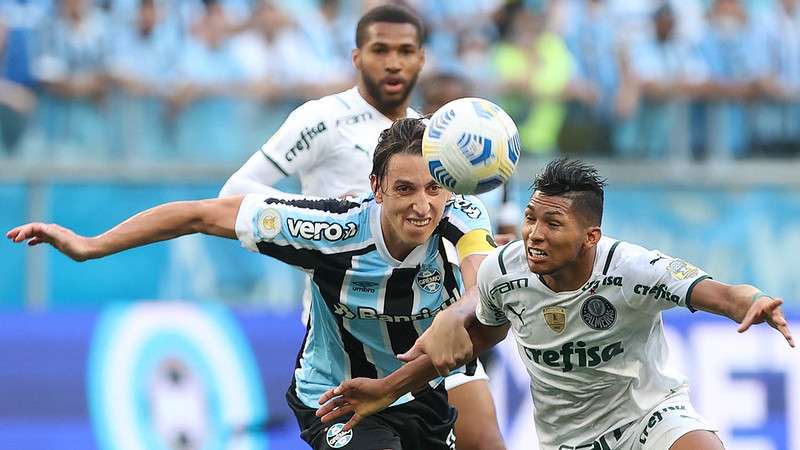 Rony do Palmeiras em disputa com Geromel, do Grêmio, durante partida válida pela vigésima nona rodada do Brasileirão 2021, na Arena do Grêmio.