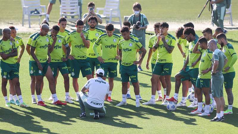 Abel Ferreira conversa com o elenco sobre atividades táticas, durante treinamento do Palmeiras, na Academia de Futebol.