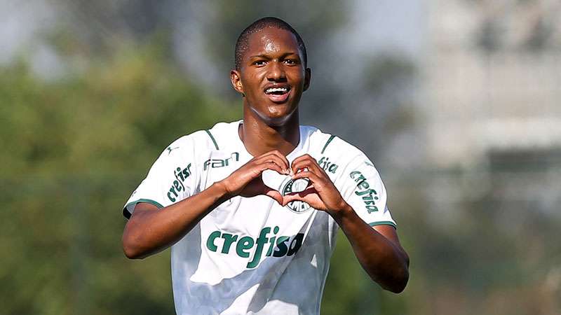 Vitor Hugo marcou o segundo pelo Sub-20 do Palmeiras na vitória sobre a Itapirense por 2x0 no Campeonato Paulista, na Academia de Futebol 2, em Guarulhos.