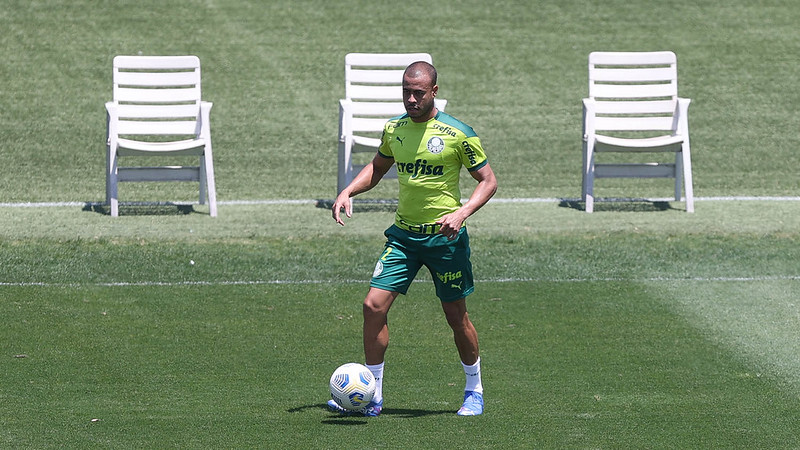 Mayke durante treino do Palmeiras, na Academia de Futebol.