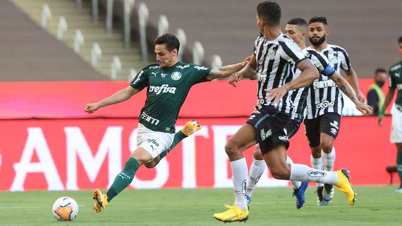 Raphael Veiga em jogo do Palmeiras contra o Santos durante partida final da Libertadores 2020, no Maracanã.