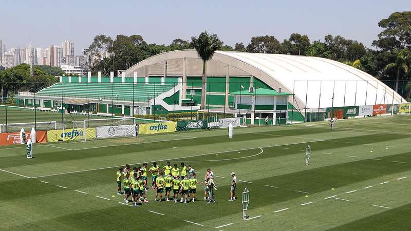 Abel Ferreira conversa com o elenco do Palmeiras durante treino, na Academia de Futebol.