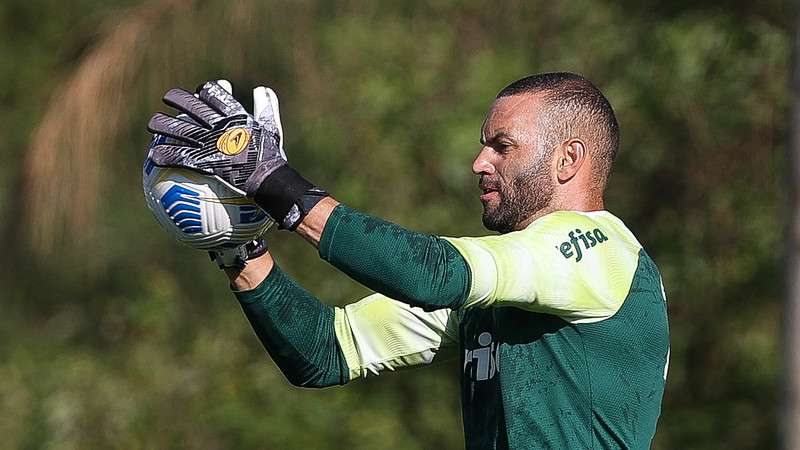 Weverton durante treinamento do Palmeiras na Academia de Futebol.