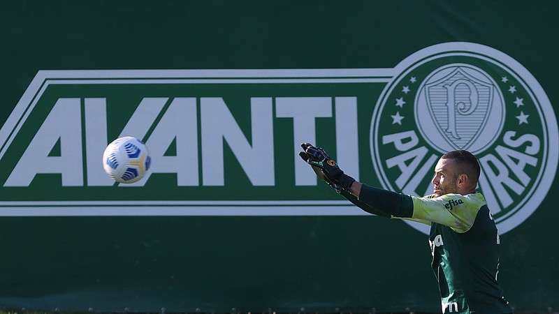 Weverton durante treinamento do Palmeiras na Academia de Futebol.