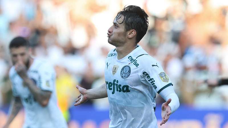 Raphael Veiga comemora seu gol pelo Palmeiras contra o Santos, durante partida válida pela trigésima rodada do Brasileirão 2021, na Vila Belmiro.