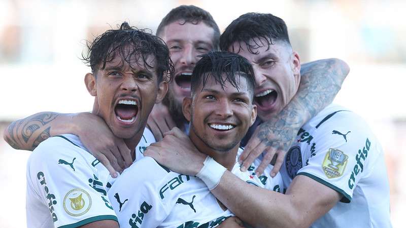 Rony comemora seu gol com Gustavo Scarpa, Zé Rafael e Piquerez, pelo Palmeiras contra o Santos, durante partida válida pela trigésima rodada do Brasileirão 2021, na Vila Belmiro.