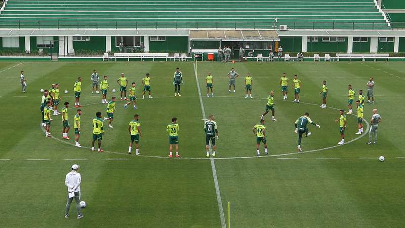 Elenco do Palmeiras durante treino técnico na Academia de Futebol.