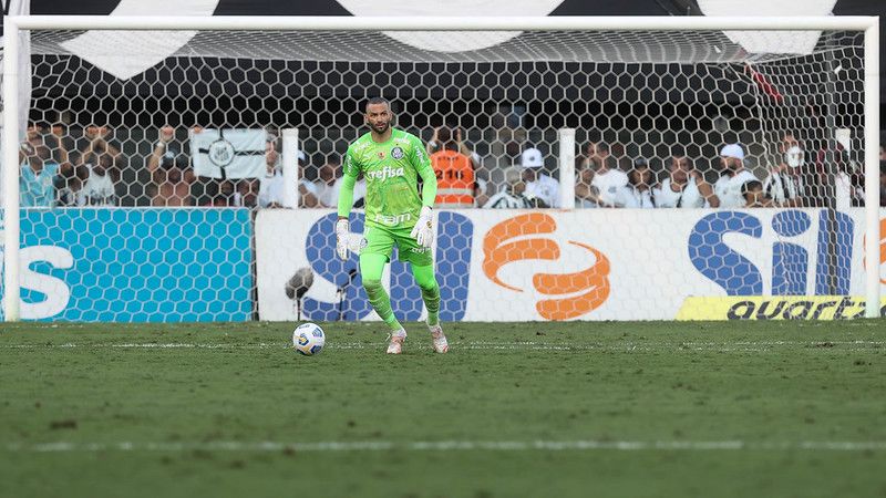 Weverton em jogo do Palmeiras contra o Santos, durante partida válida pela trigésima rodada do Brasileirão 2021, na Vila Belmiro.