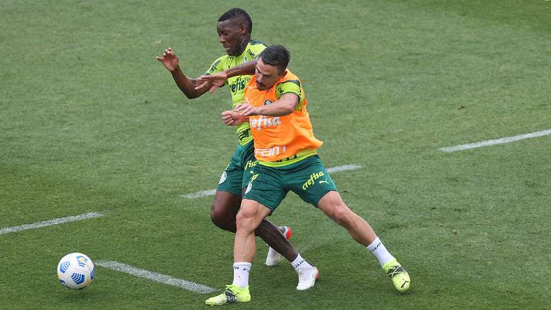 Patrick de Paula e Willian durante treino coletivo do Palmeiras, na Academia de Futebol.