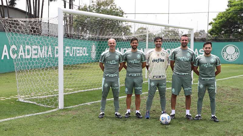 Os auxiliares técnico Vitor Castanheira e Carlos Martinho, o técnico Abel Ferreira, o preparador físico João Martins e o analista de desempenho Tiago Costa, completaram 100 jogos a frente da comissão técnica do Palmeiras e foram homenageados por todos os funcionários pelo aniversário de um ano no clube, na Academia de Futebol.