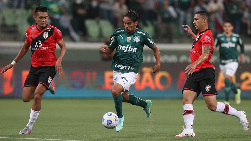 Gustavo Scarpa em jogo do Palmeiras contra o Atlético-GO, durante partida válida pela trigésima primeira rodada, do Brasileirão 2021, no Allianz Parque.