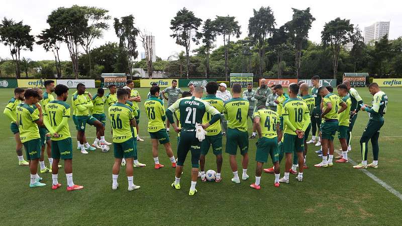 Abel Ferreira conversa com o elenco do Palmeiras antes de iniciar treino técnico, na Academia de Futebol.