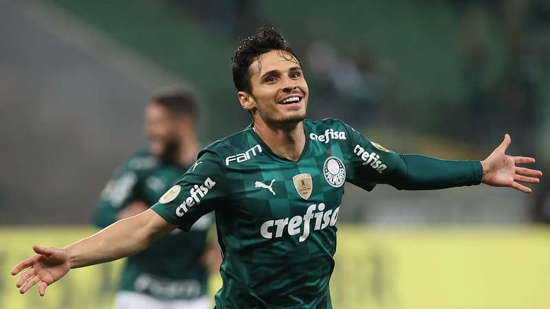 Raphael Veiga comemora seu gol pelo Palmeiras contra o Atlético-GO, durante partida válida pela trigésima primeira rodada do Brasileirão 2021, no Allianz Parque.