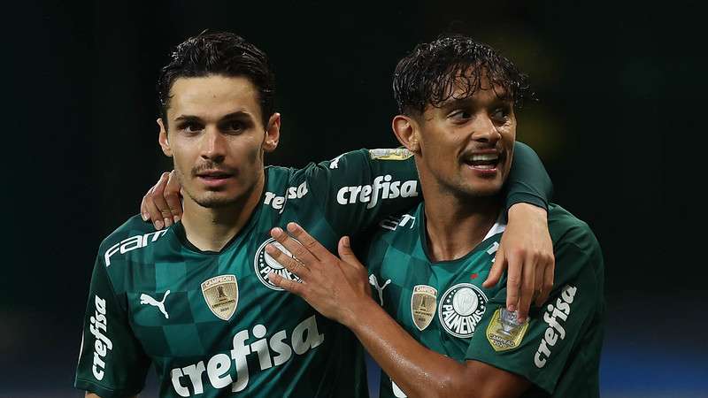 Raphael Veiga e Gustavo Scarpa comemoram gol do Palmeiras contra o Atlético-GO, durante partida válida pela trigésima primeira rodada do Brasileirão 2021, no Allianz Parque.