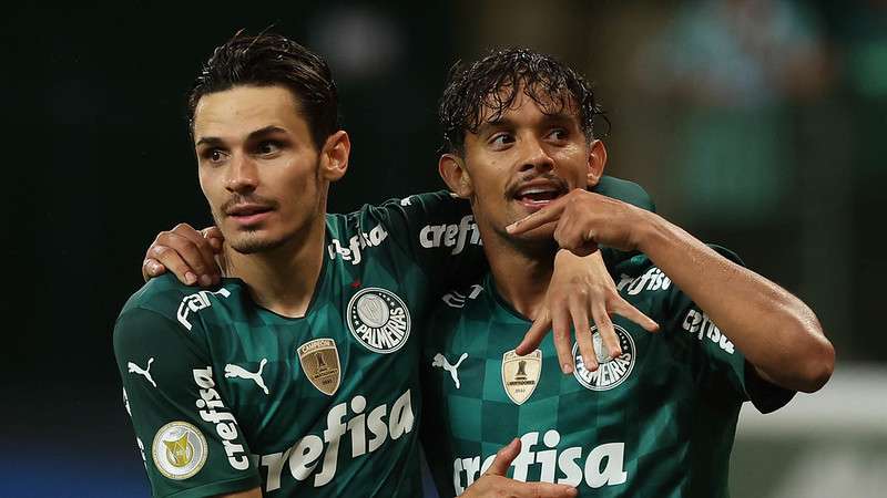 Gustavo Scarpa comemora com Raphael Veiga seu gol pelo Palmeiras contra o Atlético-GO, durante partida válida pela trigésima primeira rodada do Brasileirão 2021, no Allianz Parque.