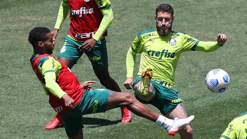 Wesley, Patrick de Paula e Zé Rafael durante treino do Palmeiras, na Academia de Futebol.