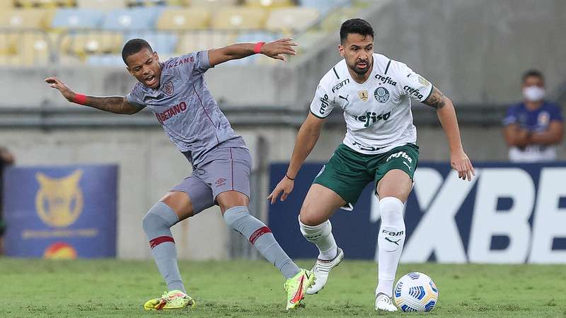 Luan sai jogando em partida contra o Fluminense no Maracanã, válida pelo Campeonato Brasileiro