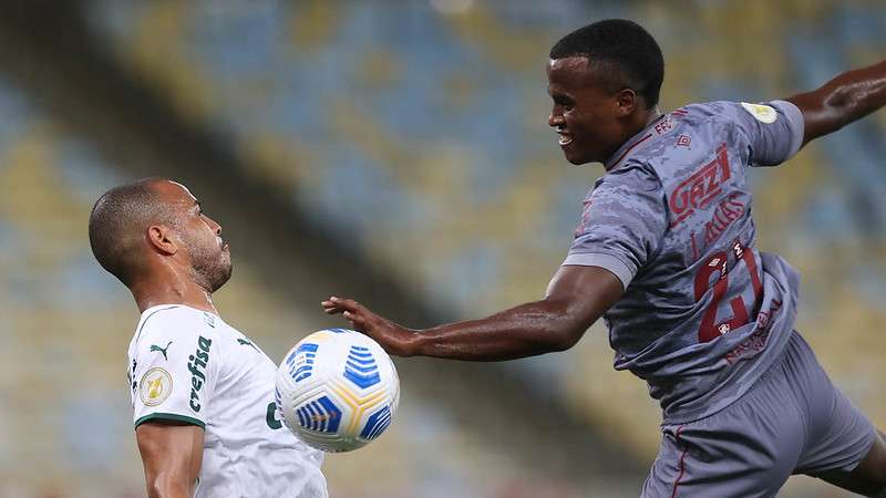 Mayke disputa a bola com Luccas Claro, do Fluminense, em partida no Maracanã válida pelo Campeonato Brasileiro