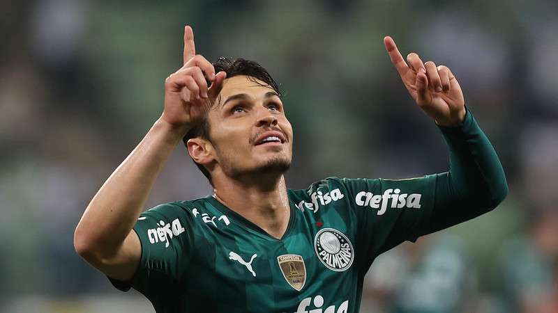 Raphael Veiga do Palmeiras comemora seu gol contra o Atlético-GO, durante partida válida pela trigésima primeira rodada do Brasileirão 2021, no Allianz Parque.