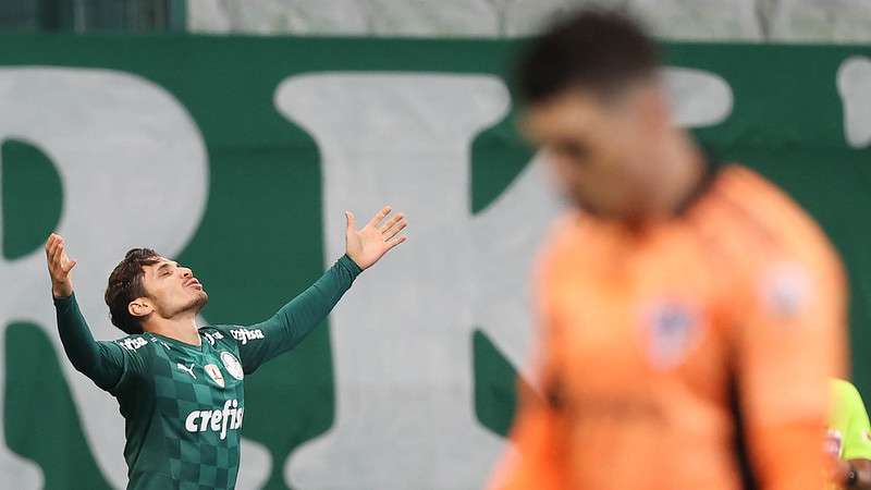 Raphael Veiga do Palmeiras comemora seu gol contra o SPFC, durante segunda partida válida pelas quartas de final da Libertadores 2021, no Allianz Parque.