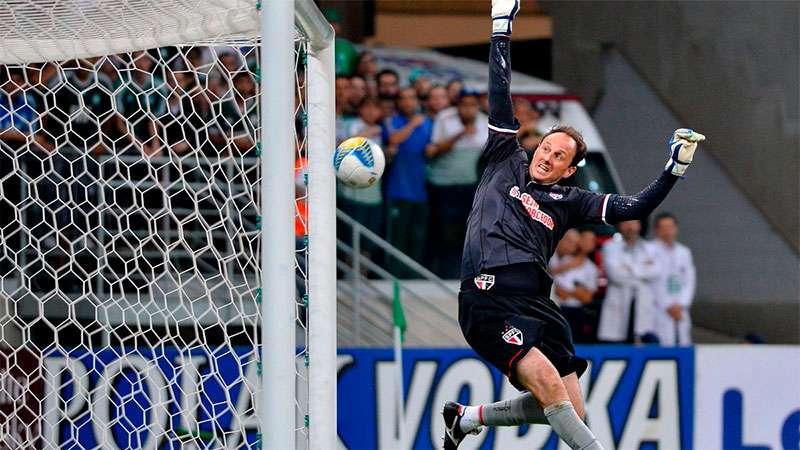 Contagem regressiva: Rogério Ceni leva um gol por cobertura de Robinho, em 2015, no Allianz Parque