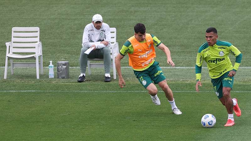 Joaquín Piquerez e Gabriel Veron durante treino do Palmeiras, na Academia de Futebol.