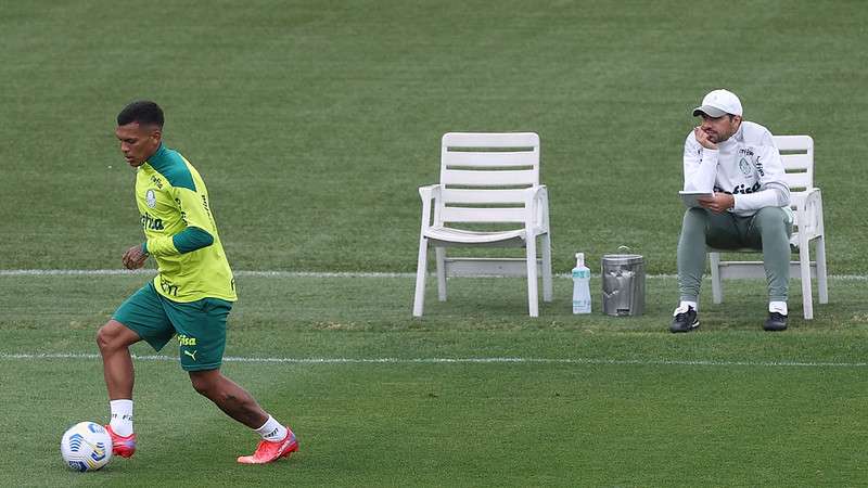 Gabriel Veron é observado por Abel Ferreira, durante treinamento do Palmeiras, na Academia de Futebol.