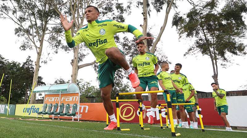 Gabriel Veron durante treinamento do Palmeiras na Academia de Futebol.