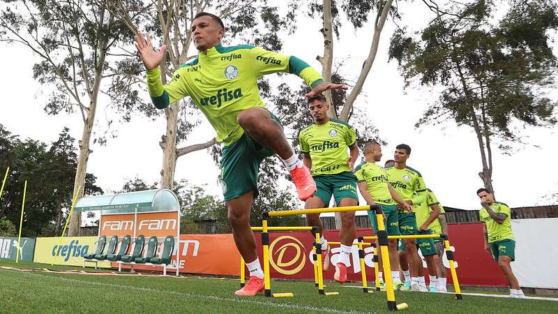 Gabriel Veron durante treinamento do Palmeiras na Academia de Futebol.